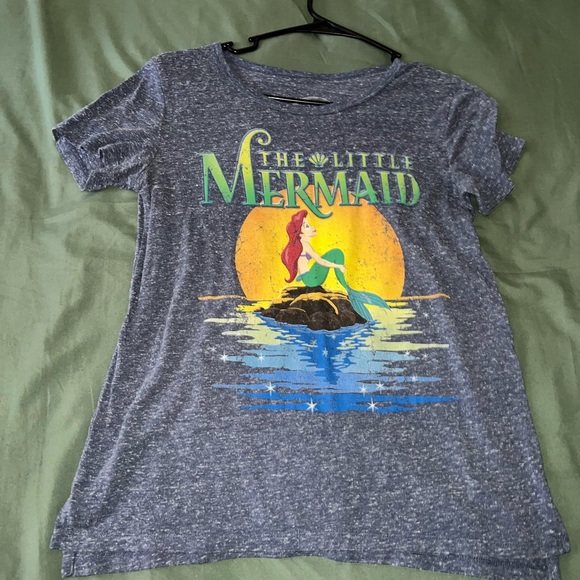 🎉Disney women’s t-shirt - Picture 2 of 4